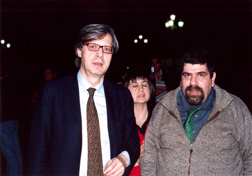 Foto con l'artista Vincenzo Borelli  a sinistra dietro nel centro Elia Concetta e Vittorio Sgarbi a destra